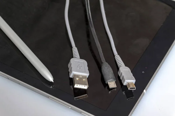 Os cabos USB estão no Tablet — Fotografia de Stock