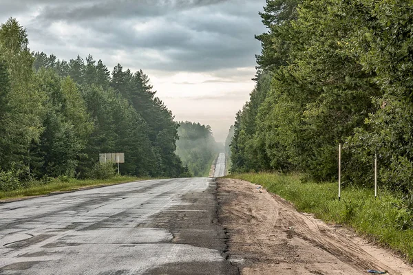 Morning road in the forest. Russia. — Stock Photo, Image