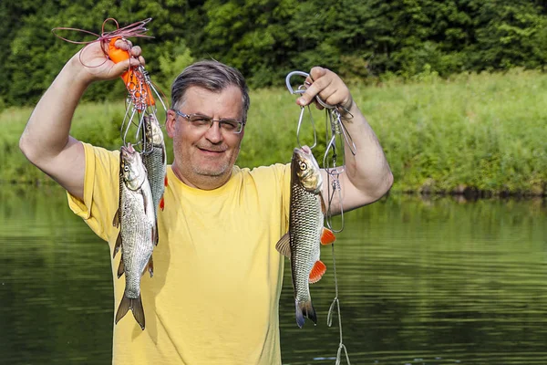 Şanslı balıkçı balık tutar