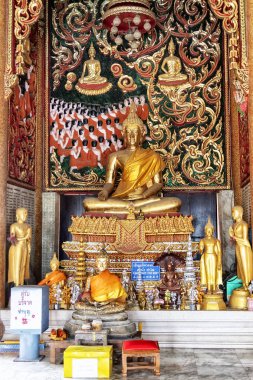 Altın buddha heykeli diya ışıkları ile.
