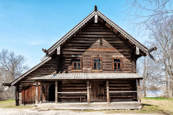 Velikij Novgorod, Rusko, květen 2013: Starobylé dřevěný dům v muzeum antické architektury. — Stock fotografie