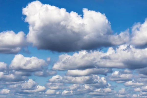 Летние облака против голубого неба — стоковое фото