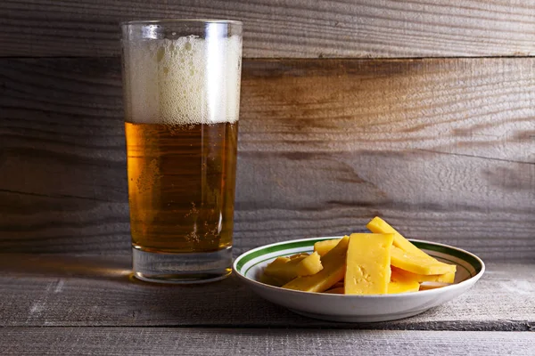 Пиво и сыр — стоковое фото