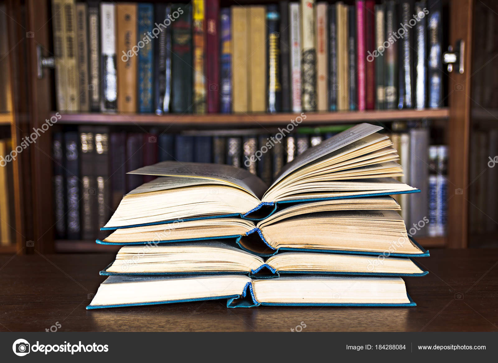 Resultado de imagem para livro em cima da mesa