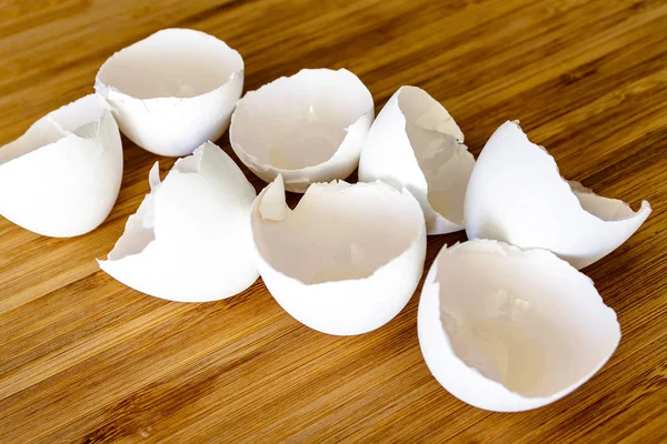 Rustik ahşap çamurcun yeşil zemin üzerine yumurta kabukları Üstten Görünüm