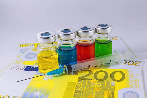 Uyuşturucu ve para arka plan üzerinde şırınga