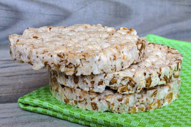 Crispbreads koyu ahşap masa üzerinde yığını
