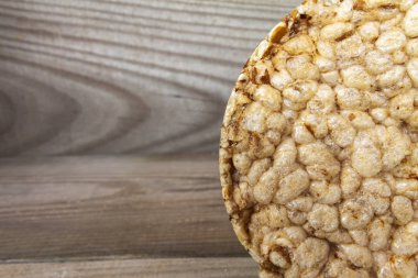Crispbreads koyu ahşap masa üzerinde yığını