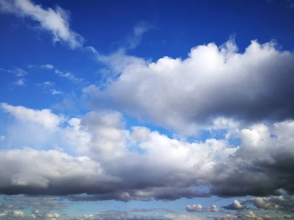 Весенние облака — стоковое фото
