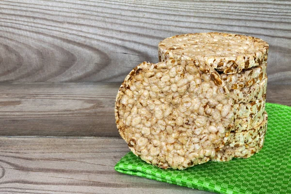 Crispbreads koyu ahşap masa üzerinde yığını