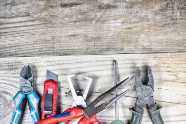 Ahşap arka plan üzerinde eski bir çalışma aracı