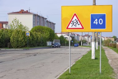 Yol işaretleri uyarı çocukların ve hız tavsiye