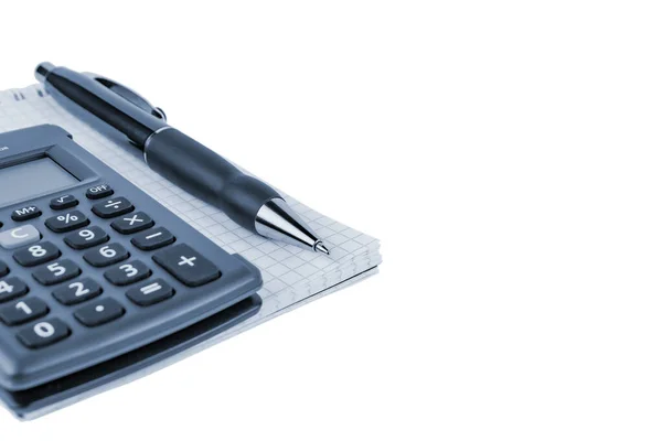 Bolígrafo automático, calculadora, cuaderno sobre fondo blanco . — Foto de Stock
