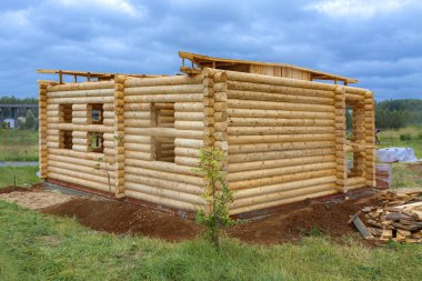 Yeni, küçük ahşap bir ahşap ev inşaatı.