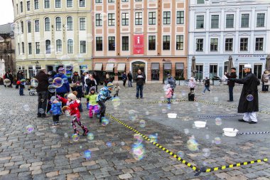 Dresden Almanya 02.01.2014 Dresdan Meydanı 'nda sabun köpükleriyle oynayan çocuklar.
