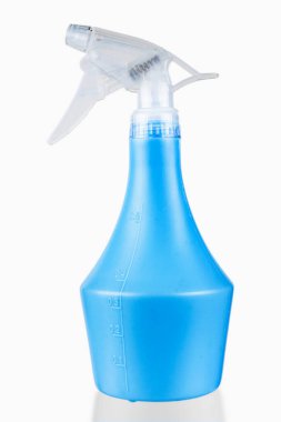 Plastik bir şişeye sıkılan sprey şişeyi yakın plan beyaz arka plan.