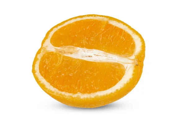 Halva mogen orange närbild på en vit bakgrund. Isolat. — Stockfoto