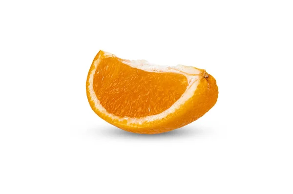 흰색 배경에 4 분 의 1 정도의 익은 오렌지 색 근접 사진 이 있습니다. 고립됨. — 스톡 사진