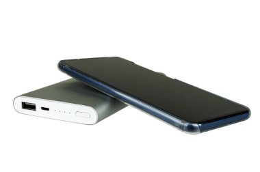 Beyaz arkaplanda Powerbank ve telefon.