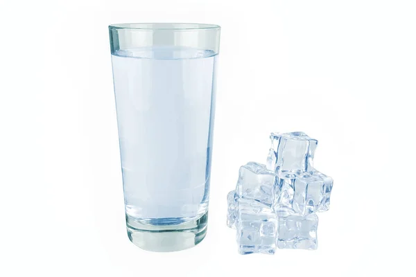 Vaso de agua junto a cubos de hielo . — Foto de Stock