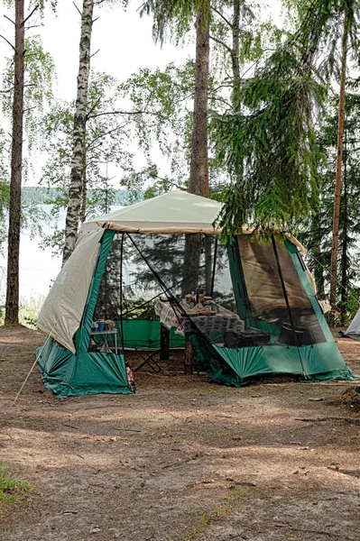 Acampar no lago na floresta . — Fotografia de Stock