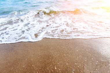 Deniz dalgası kumlu kıyıya doğru akıyor. Gelgit suyu sörfü.