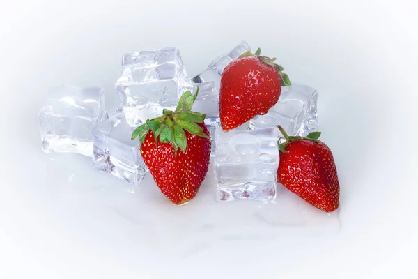 Ripe red strawberries on a background of ice cubes. — Stock Photo, Image