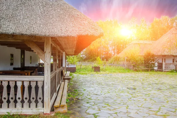 Vroege zonnige ochtend in het Belarussische dorp. — Stockfoto