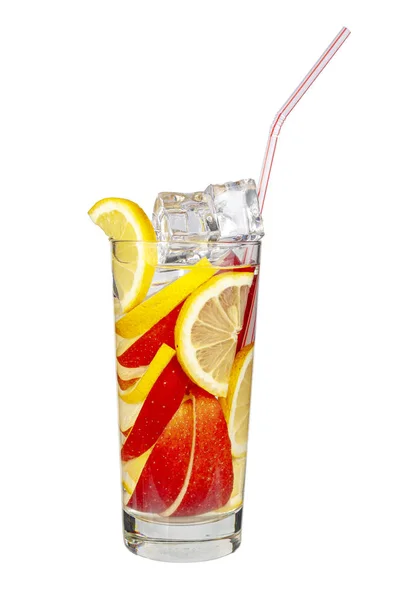 Una bebida fría de manzanas y limón con hielo sobre un fondo blanco . — Foto de Stock
