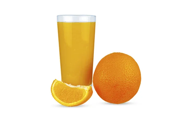 Suco de laranja e laranja em um copo — Fotografia de Stock