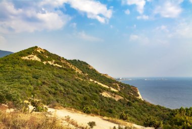 Yüksek ve dik bir sahil üzerinde akşam.