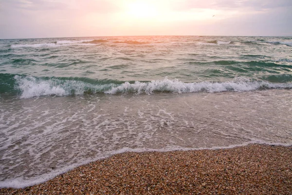 Akşamları dalgalar kıyıya vurur..