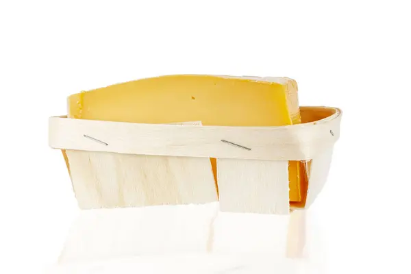 El queso se encuentra en el embalaje de corteza de abedul sobre un fondo blanco, aislar . —  Fotos de Stock