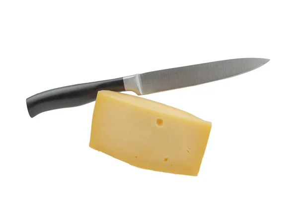 Queso con cuchillo sobre fondo blanco . — Foto de Stock