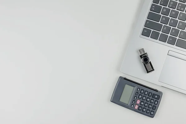 Un teclado portátil en él es una unidad flash, y al lado de una calculadora . — Foto de Stock