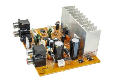 Ses yükselticisinin elektronik devre kartı beyaz arka planda yakın plan.