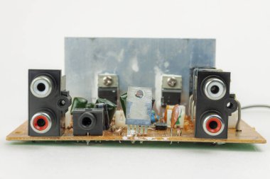 Ses yükselticisinin elektronik devre kartı beyaz arka planda yakın plan.