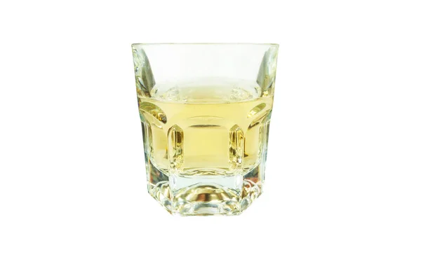 Cálice de vidro com limonada close-up em um fundo branco . — Fotografia de Stock