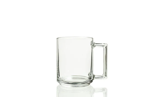Caneca de vidro em um fundo branco close-up . — Fotografia de Stock