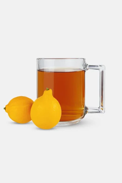 Стакан чая и лимонов на белом фоне . — стоковое фото