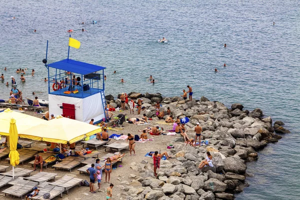 Russia, Anapa, 30.07.2019 Spiaggia cittadina con molti vacanzieri . — Foto Stock