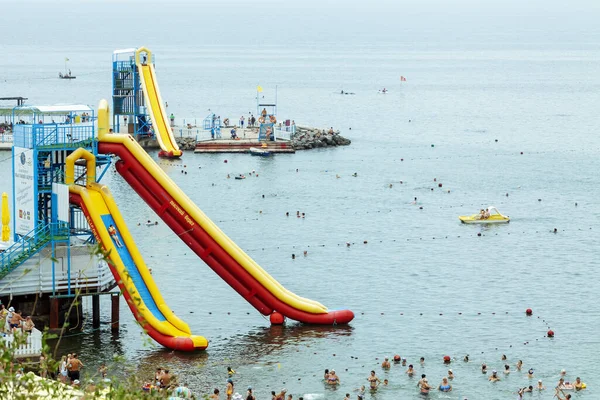 ロシア,アナパ, 30.07.2019都会のビーチでの大きな水のスライド. — ストック写真