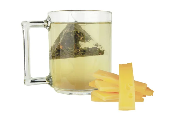 Ost med en mugg grönt te på en vit bakgrund. — Stockfoto
