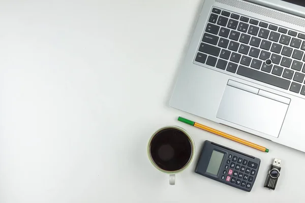 Concepto de oficina. Diseño Cuaderno, pluma fuente, calculadora, taza de café . — Foto de Stock