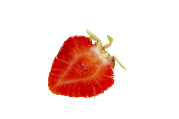 Erdbeere halbiert auf weißem Hintergrund. — Stockfoto