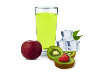 Elma, kivi, çilek, buz küpü, beyaz arka planda bir bardak meyve suyu..