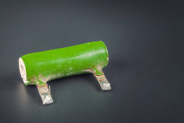 Очень старое керамическое электронное сопротивление на темном фоне
.