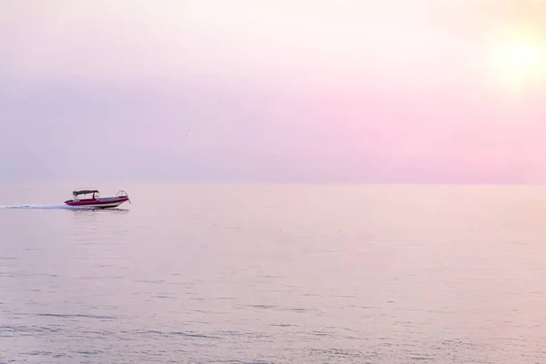 Gemi Batan Güneşe Karşı Akşam Limana Dönüyor — Stok fotoğraf