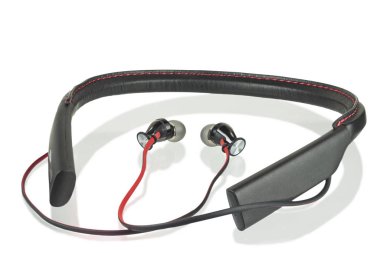 Müzik dinlemek için kulaklıklar beyaz arka planda yatar.