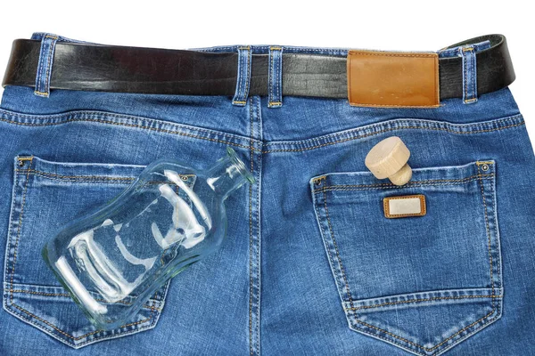 Auf Der Jeans Liegt Eine Leere Glasflasche Mit Einem Korken — Stockfoto